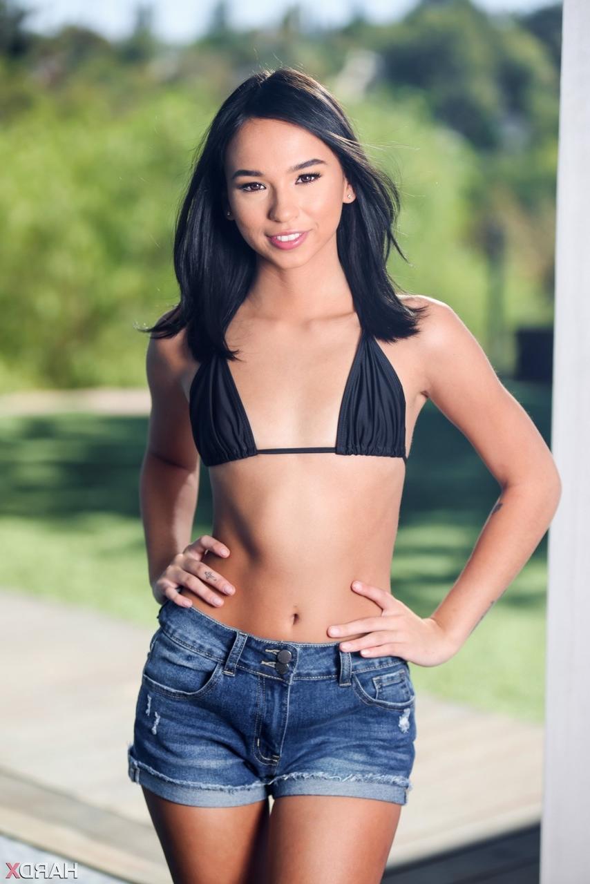 15P La seductora morena Dakota Tyler se desnuda junto a una piscina antes de tener sexo con una gran polla