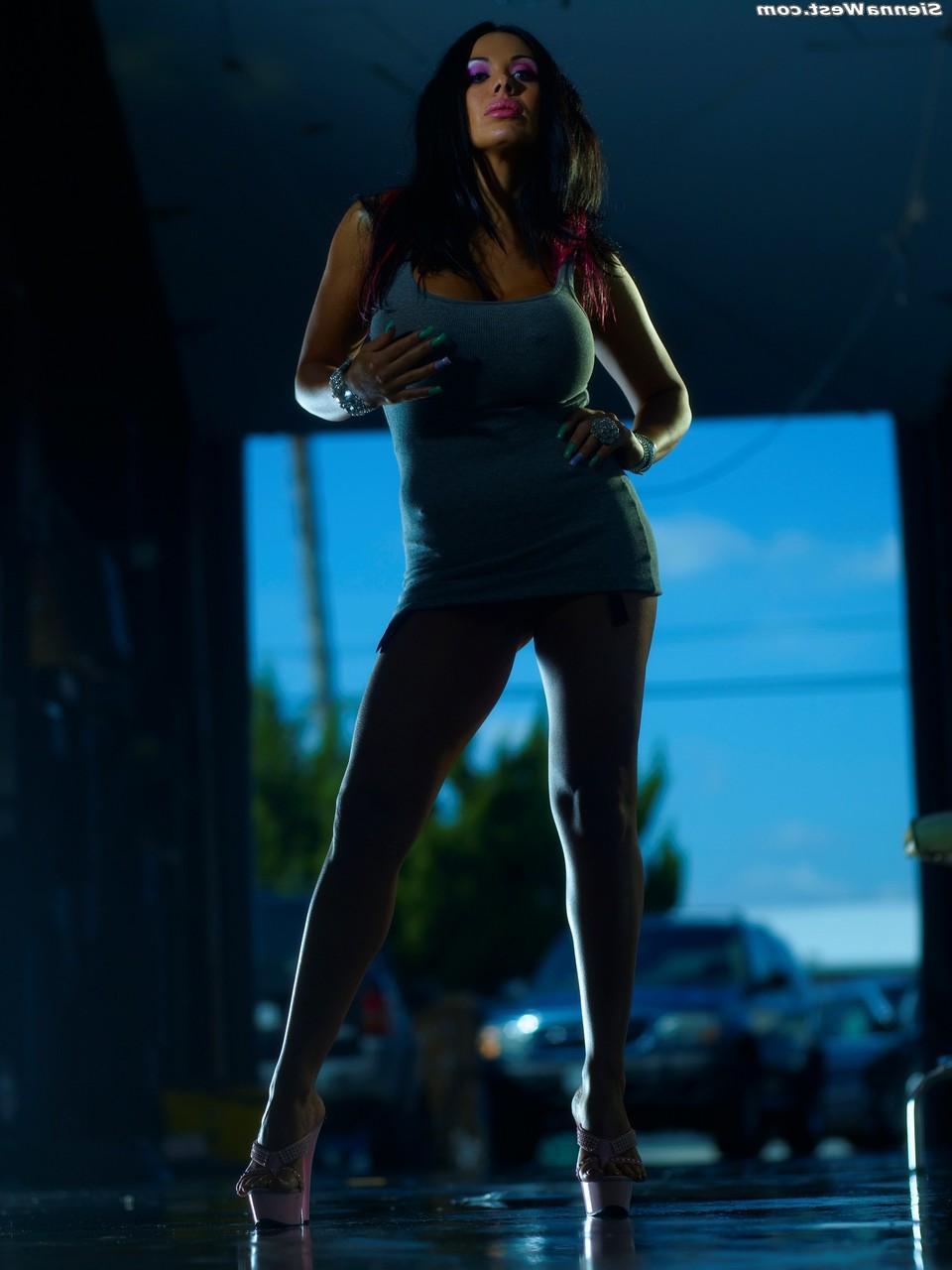 12P La brune sexy Sienna West dévoile ses faux seins et son vagin sans poils.