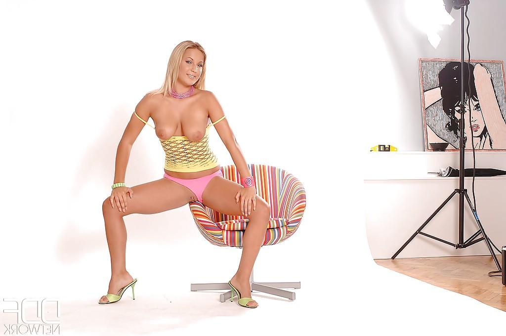 16P Donna, une clocharde blonde rasée, pose penchée et se masturbe.