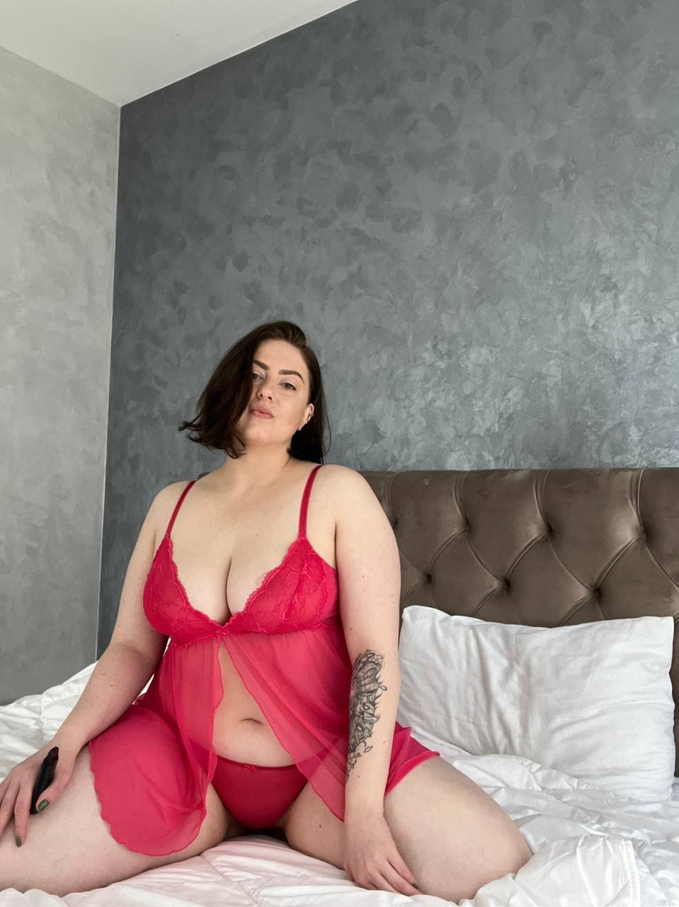 12P Chubby babe shows off her big ass & her juicy tits in red lingerie on her bed