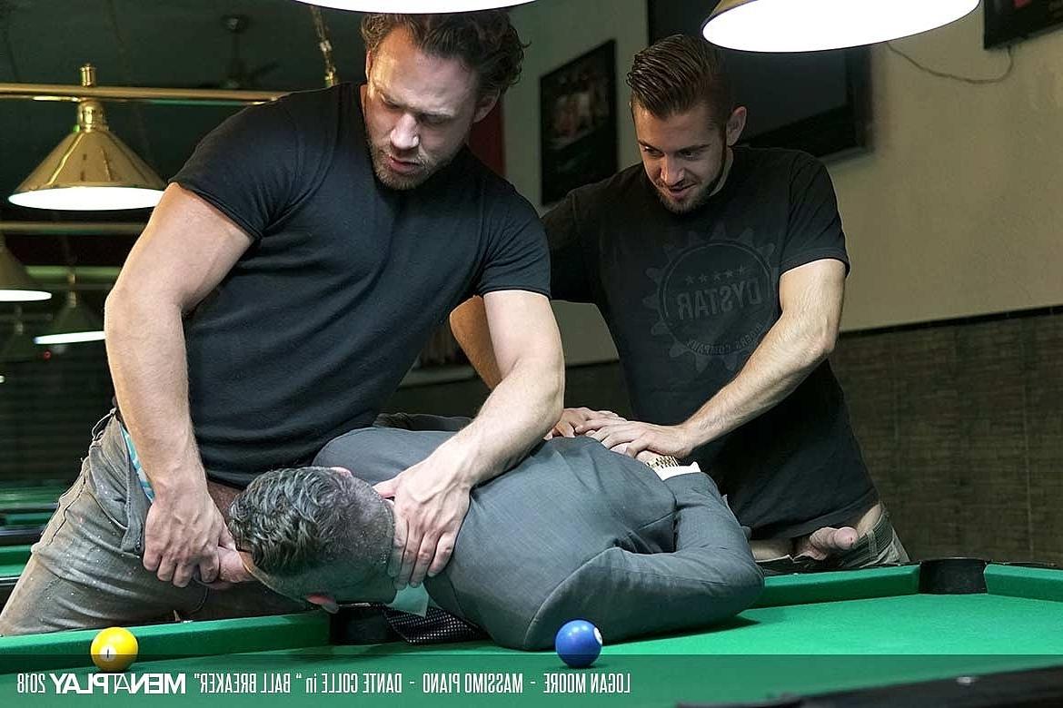 20P Deux joueurs de billard excités remplissent la bouche et le cul d'un homme d'affaires