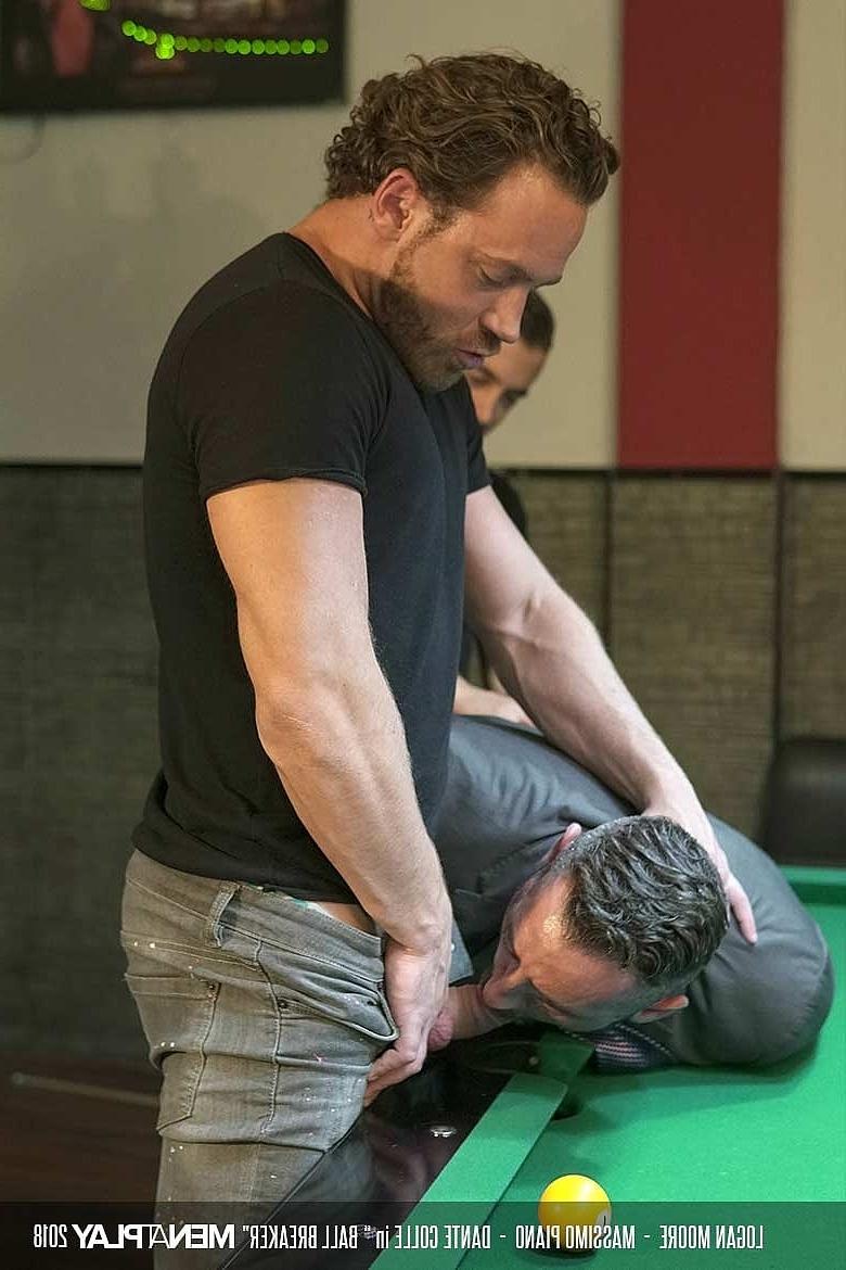 20P Deux joueurs de billard excités remplissent la bouche et le cul d'un homme d'affaires
