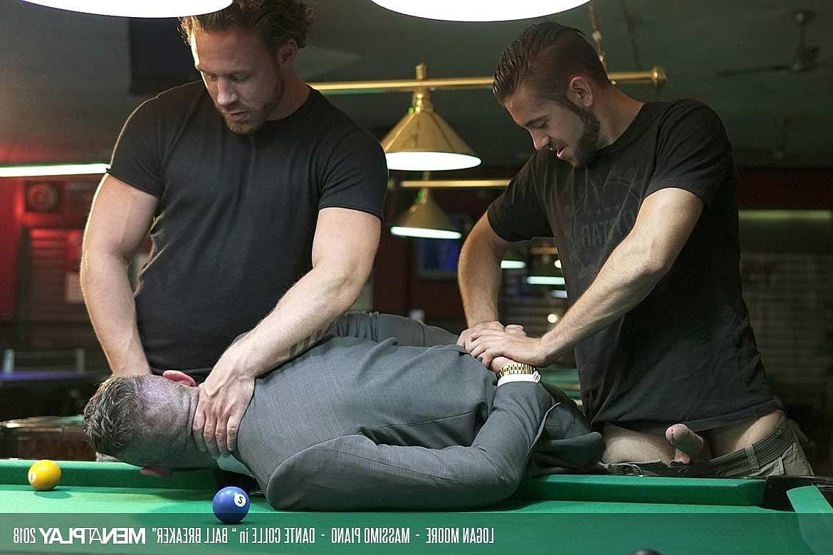 20P Deux joueurs de billard excités remplissent la bouche et le cul d'un homme d'affaires