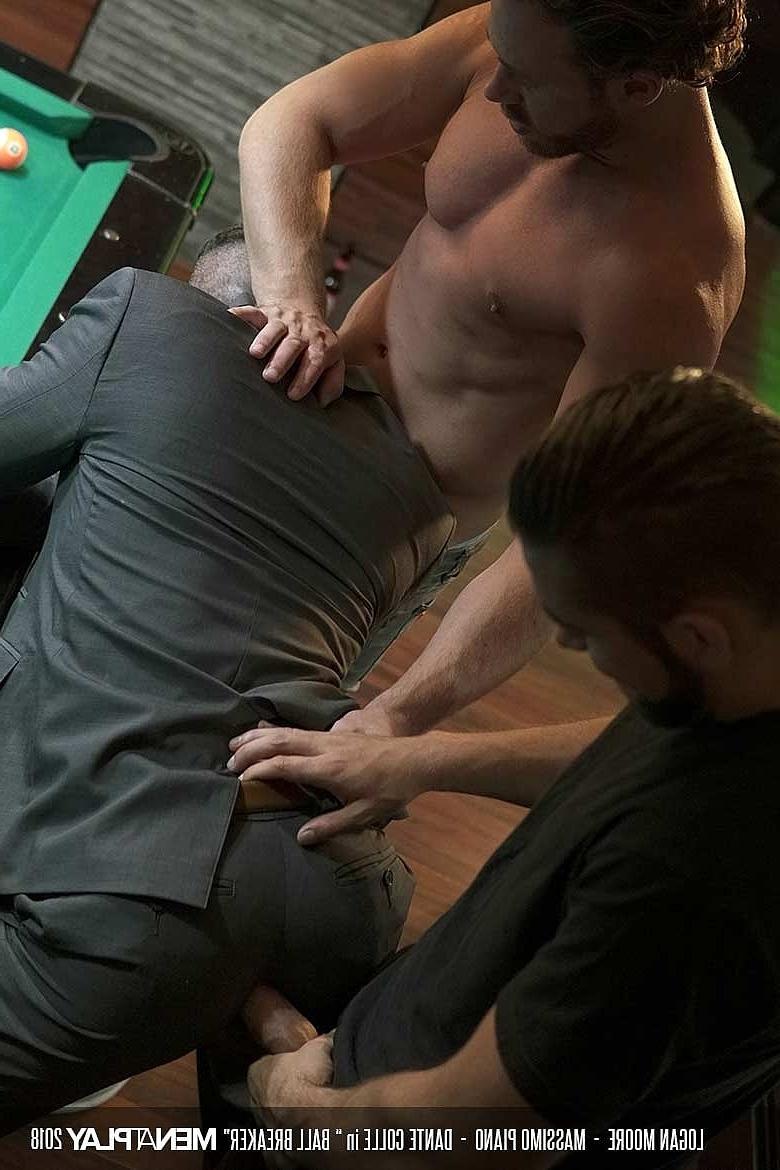 20P Deux joueurs de billard excités remplissent la bouche et le cul d'un homme d'affaires