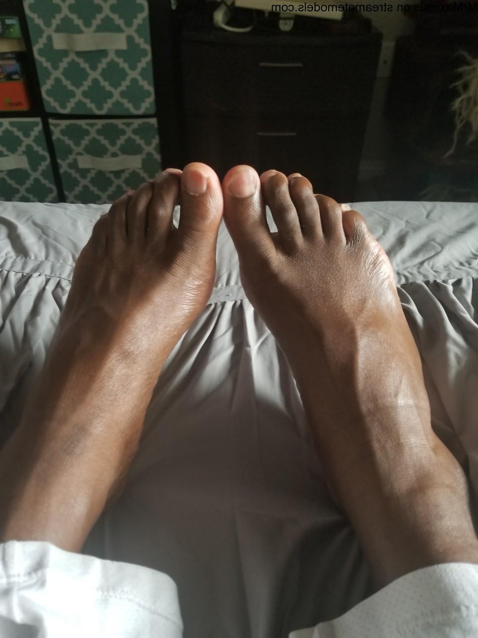 15P Gay negro excêntrico brinca com seus dedos e pés sugáveis ​​e puxa seu pau para fora