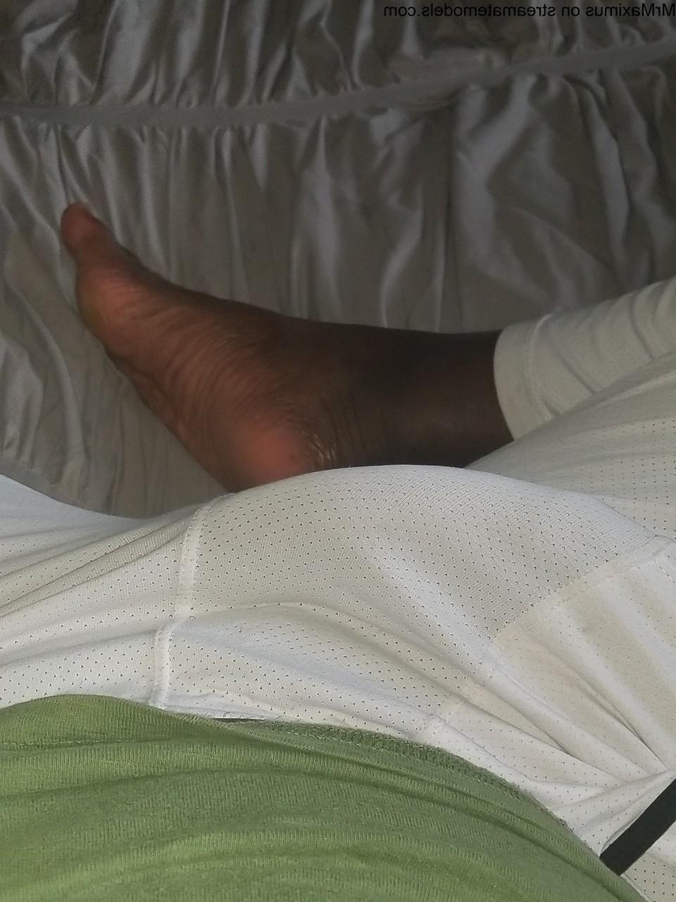 15P Gay negro excêntrico brinca com seus dedos e pés sugáveis ​​e puxa seu pau para fora