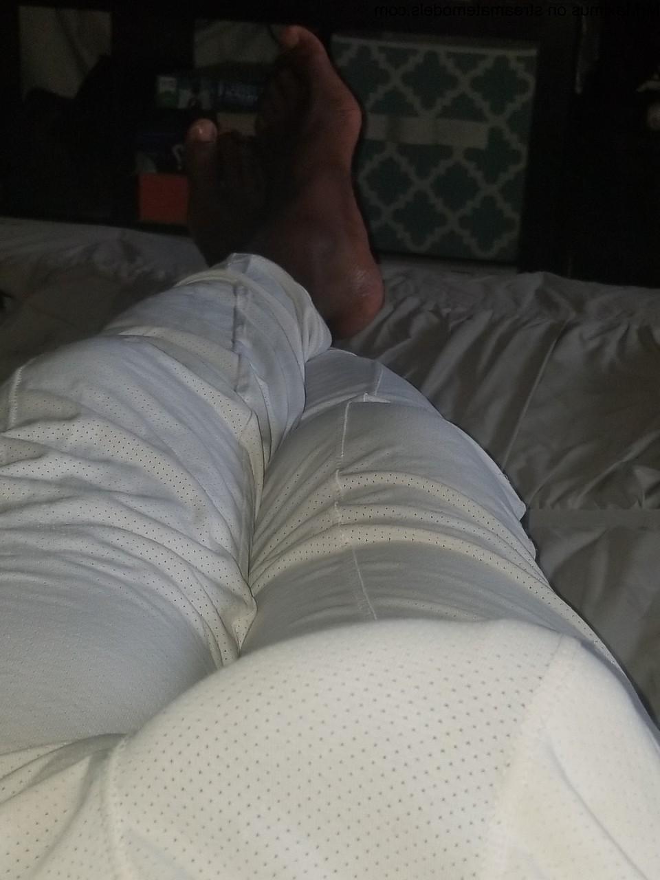 15P Gay negro excêntrico brinca com seus dedos e pés sugáveis ​​e puxa seu pau para fora