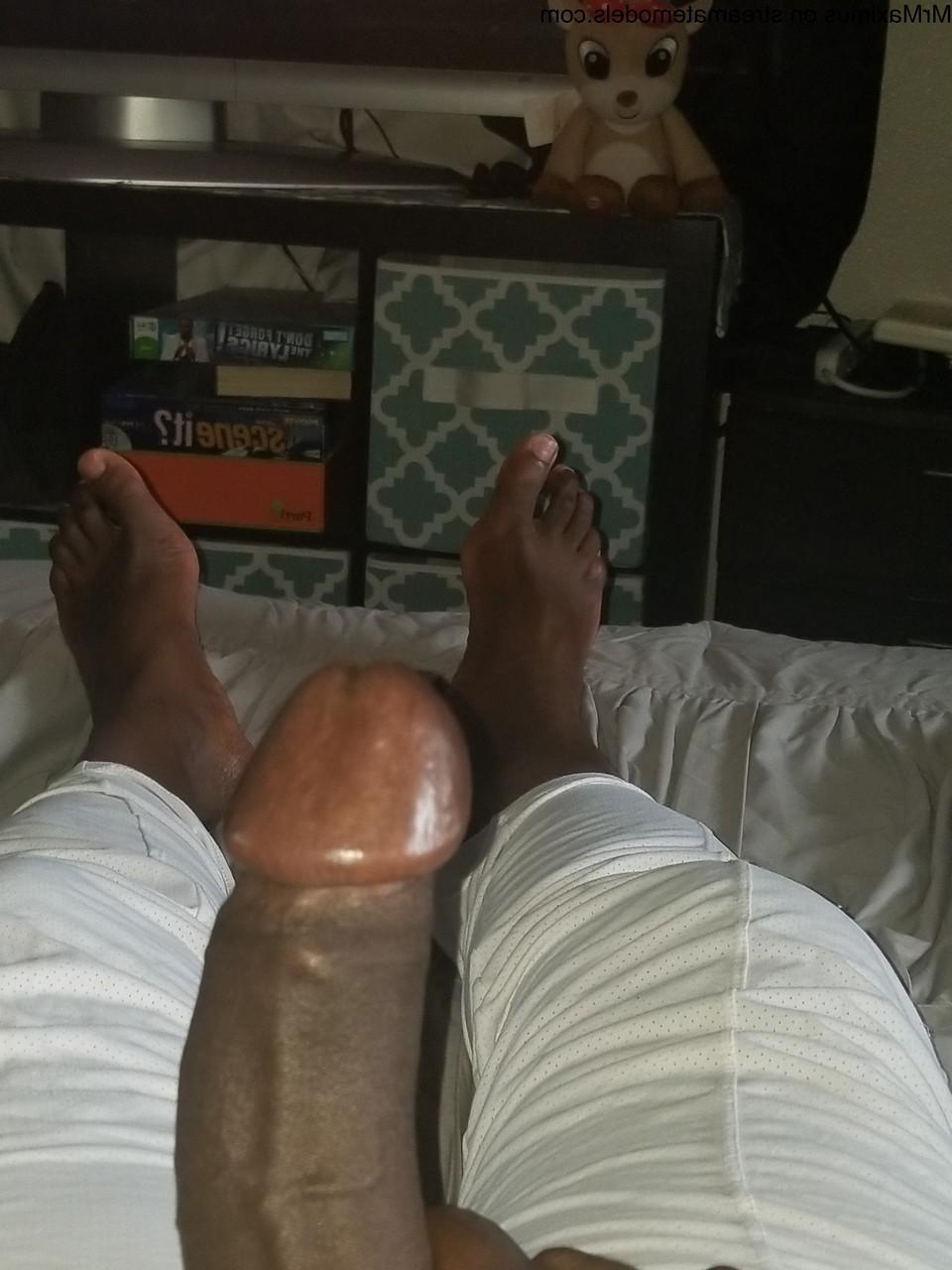 15P Gay negro excêntrico brinca com seus dedos e pés sugáveis ​​e puxa seu pau para fora