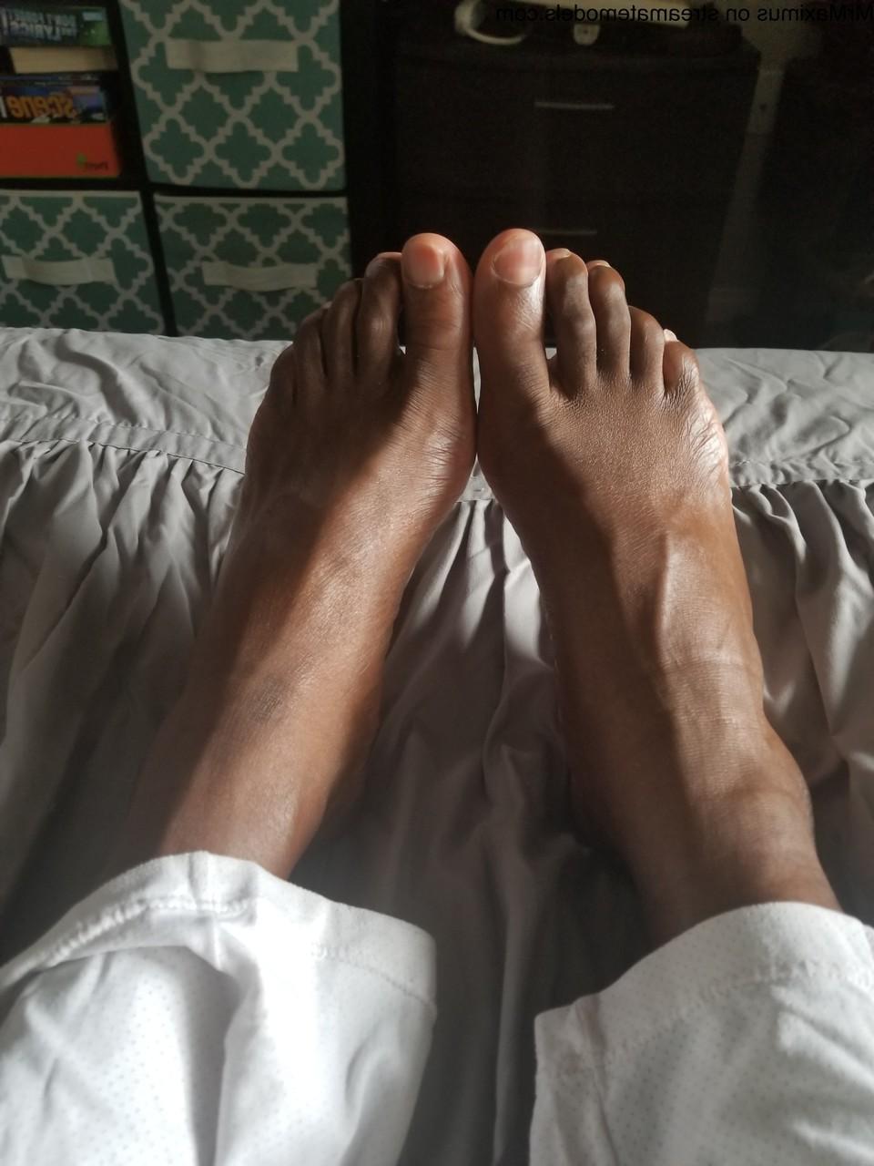 15P Gay negro excêntrico brinca com seus dedos e pés sugáveis ​​e puxa seu pau para fora
