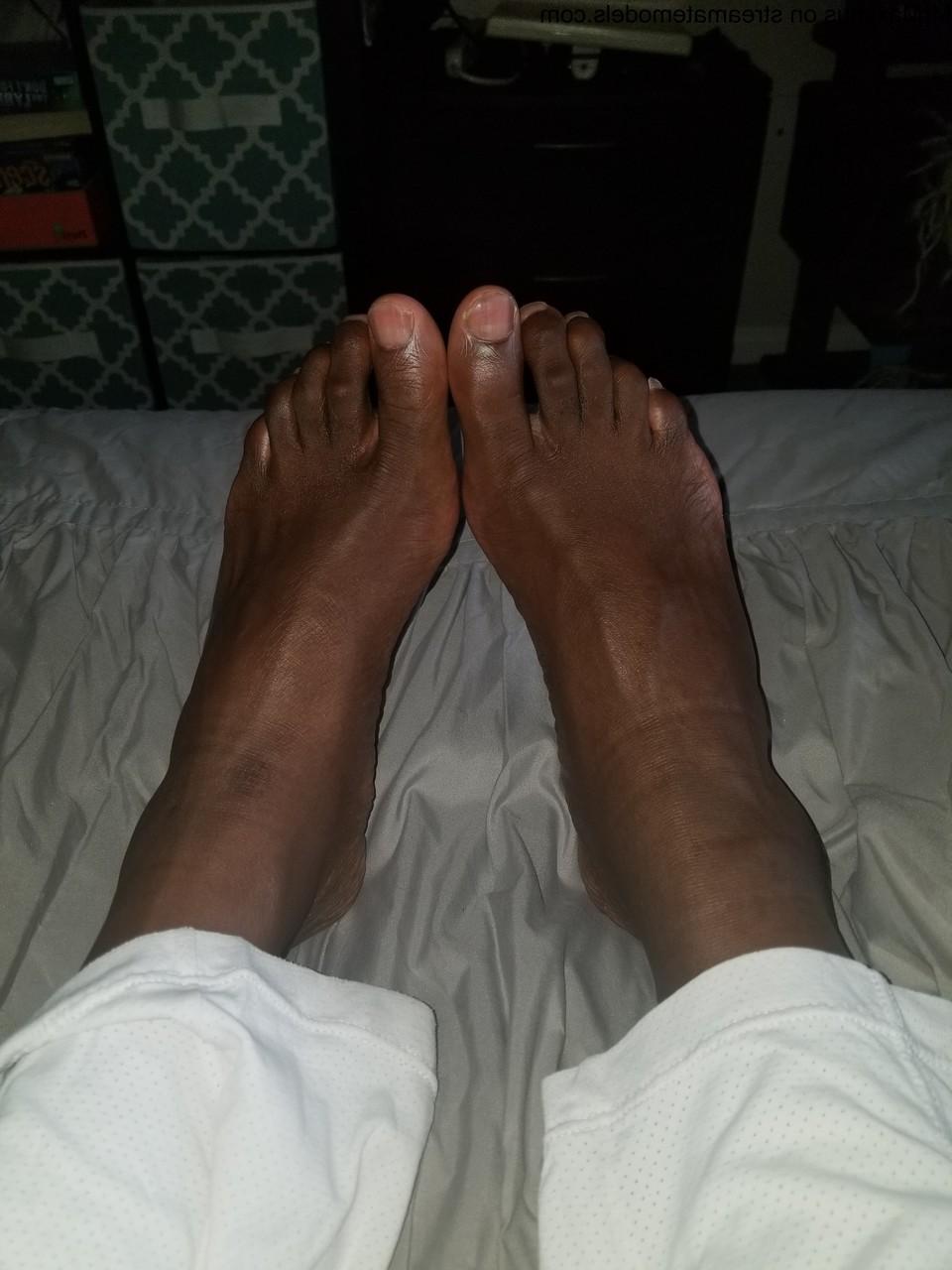 15P Gay negro excêntrico brinca com seus dedos e pés sugáveis ​​e puxa seu pau para fora