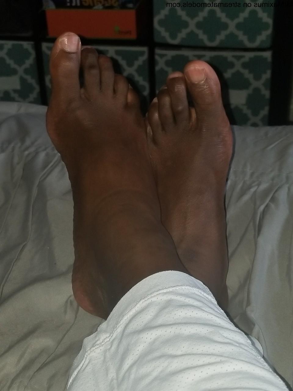 15P Gay negro excêntrico brinca com seus dedos e pés sugáveis ​​e puxa seu pau para fora