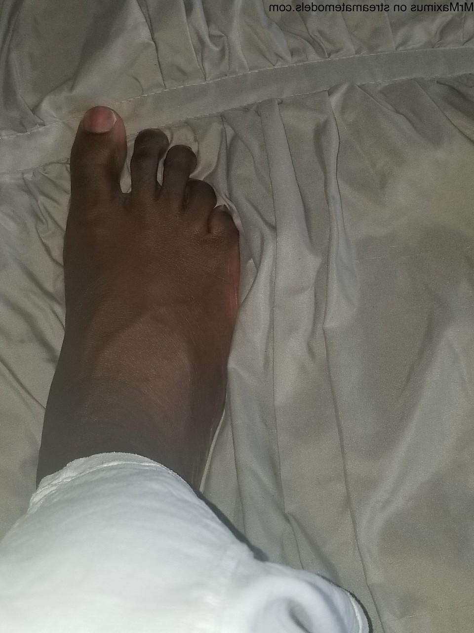 15P Gay negro excêntrico brinca com seus dedos e pés sugáveis ​​e puxa seu pau para fora