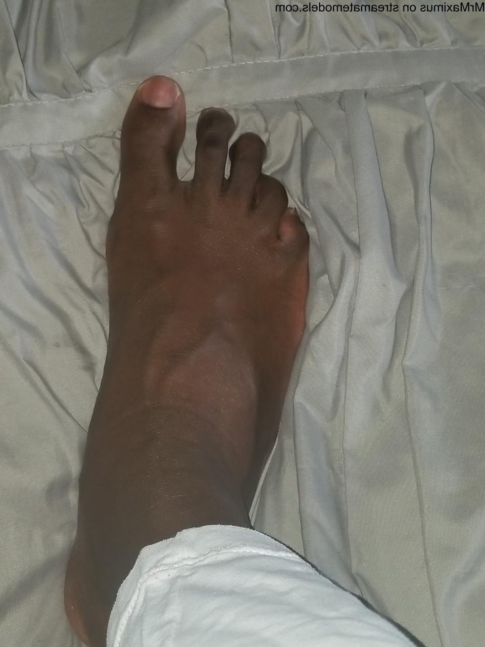15P Gay negro excêntrico brinca com seus dedos e pés sugáveis ​​e puxa seu pau para fora