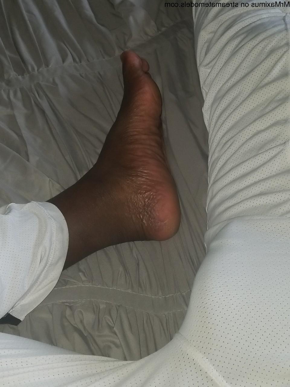 15P Gay negro excêntrico brinca com seus dedos e pés sugáveis ​​e puxa seu pau para fora
