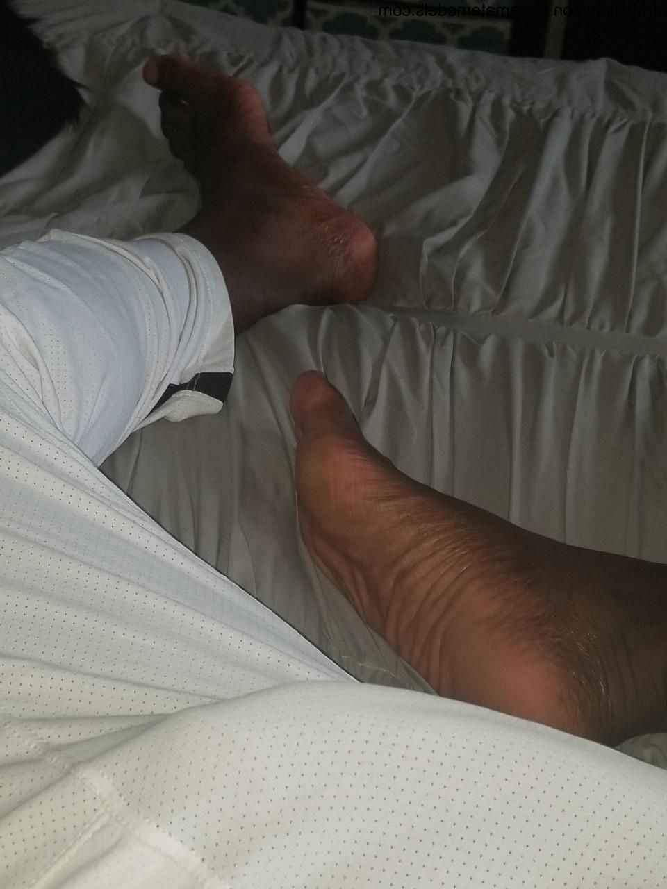 15P Gay negro excêntrico brinca com seus dedos e pés sugáveis ​​e puxa seu pau para fora
