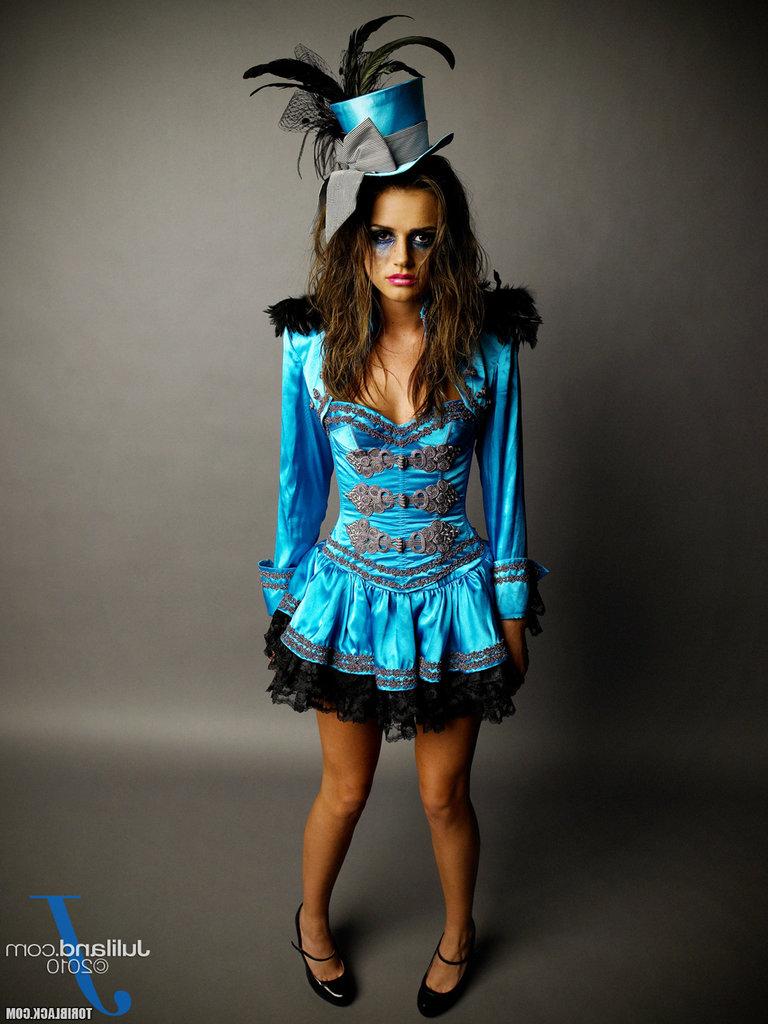 15P A garota solo Tori Black perde sua buceta aparada por causa das roupas de cosplay