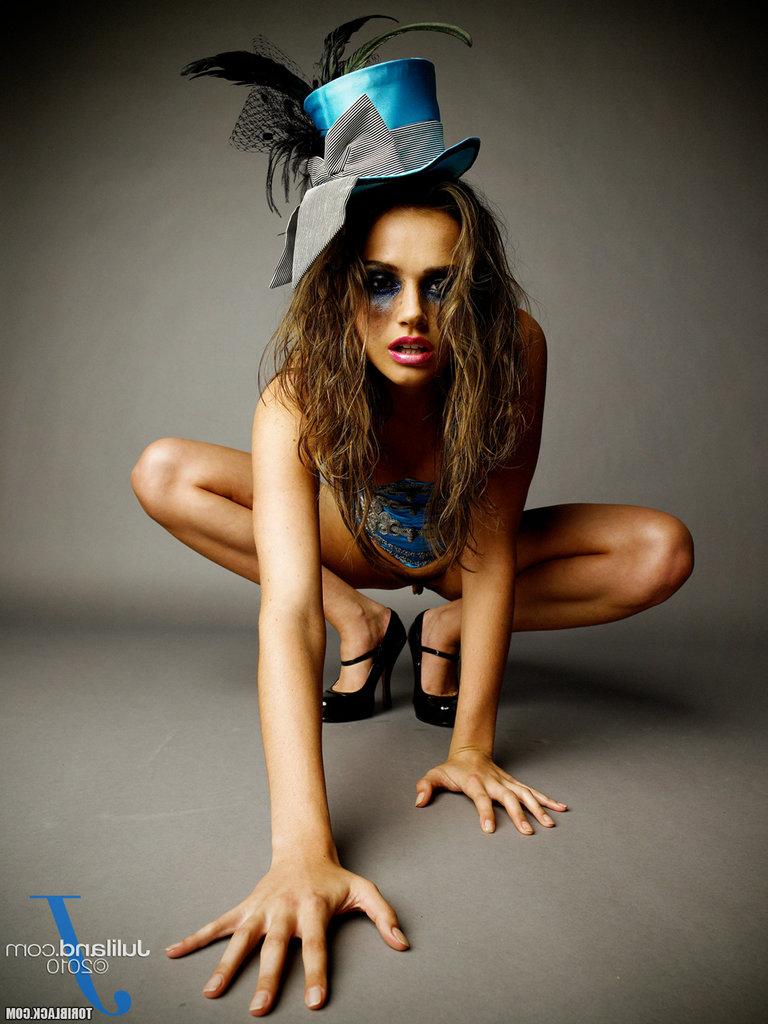 15P A garota solo Tori Black perde sua buceta aparada por causa das roupas de cosplay