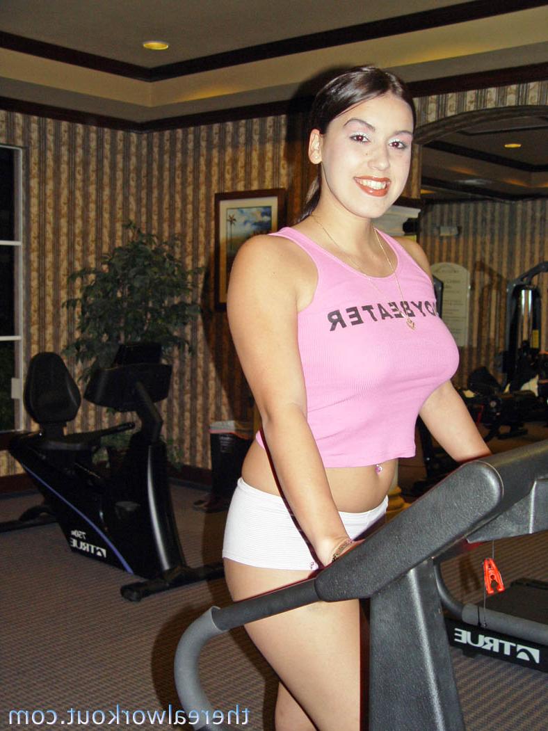 17P Die fitte und vollbusige Megan Jones lutscht den großen Schwanz ihres Trainers und reitet umgekehrtes Cowgirl