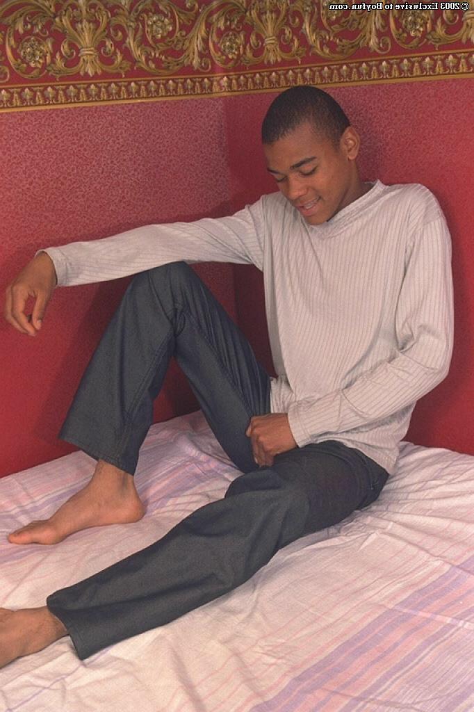 20P O garoto gay magro de ébano Emil tira a roupa, expõe sua bunda grande e se masturba