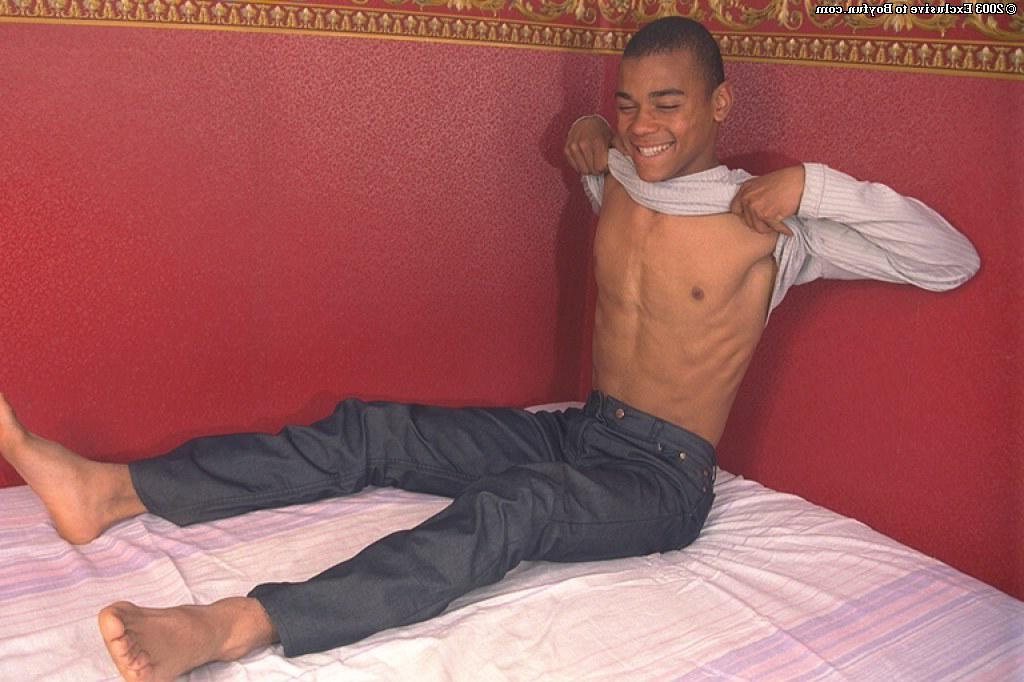 20P O garoto gay magro de ébano Emil tira a roupa, expõe sua bunda grande e se masturba