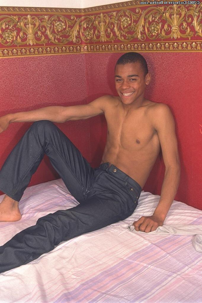 20P O garoto gay magro de ébano Emil tira a roupa, expõe sua bunda grande e se masturba