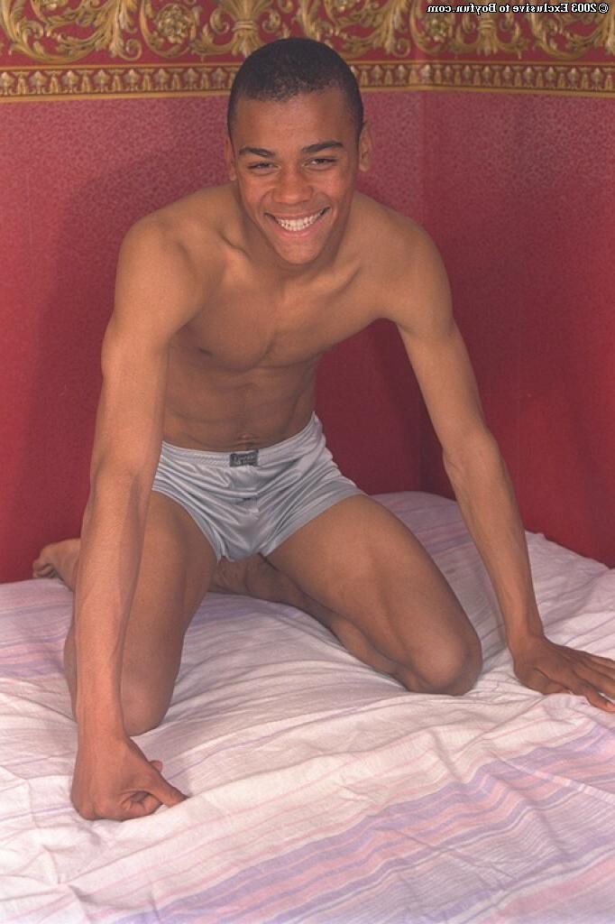 20P O garoto gay magro de ébano Emil tira a roupa, expõe sua bunda grande e se masturba