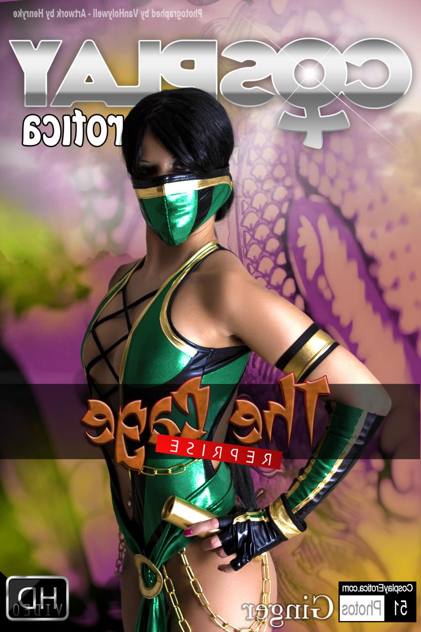 12P La beauté aux cheveux noirs modèle une tenue Mortal Kombat de manière sexy