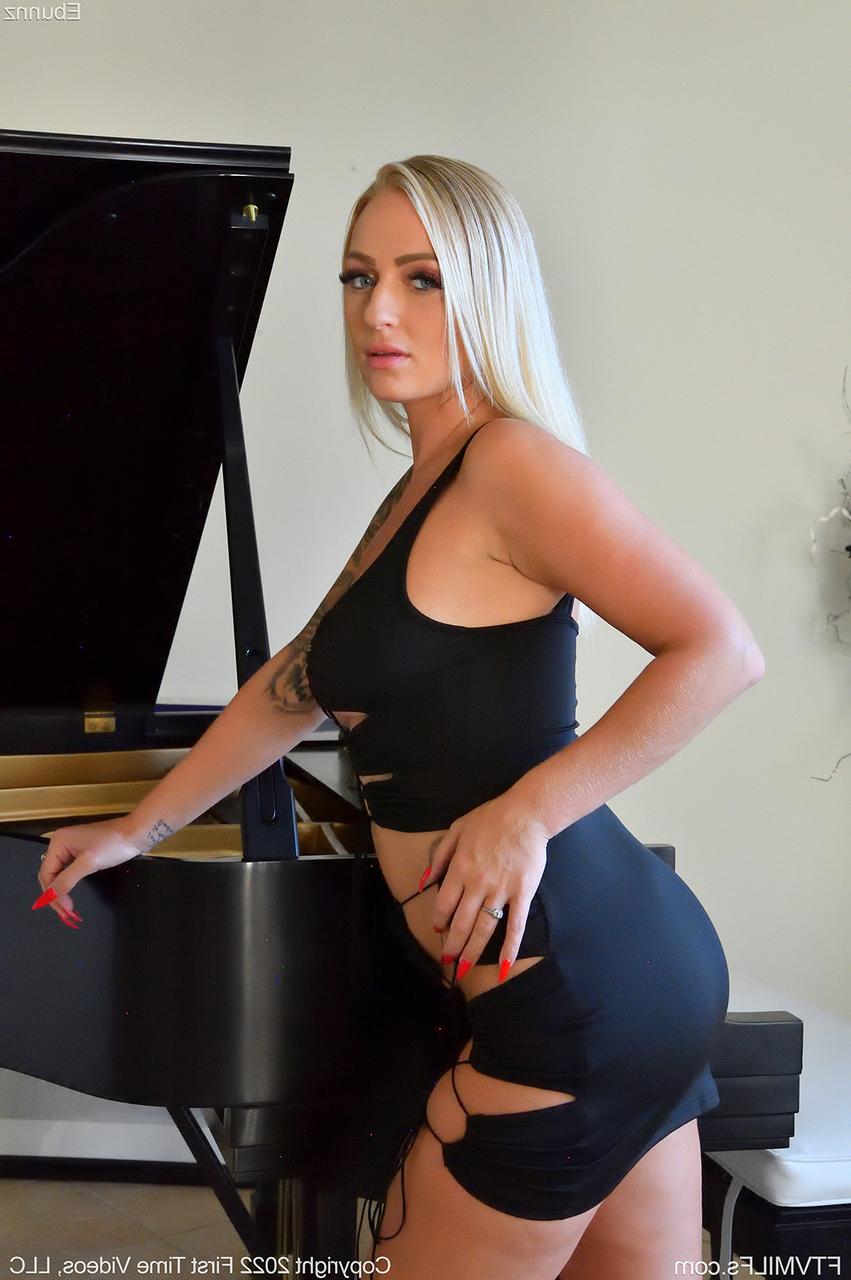 15P La sexy rubia Ebunnz se masturba su coño rosado con las piernas abiertas