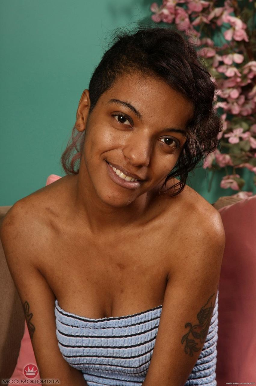 17P Negra esbelta con tatuajes expone el rosa de su coño recortado