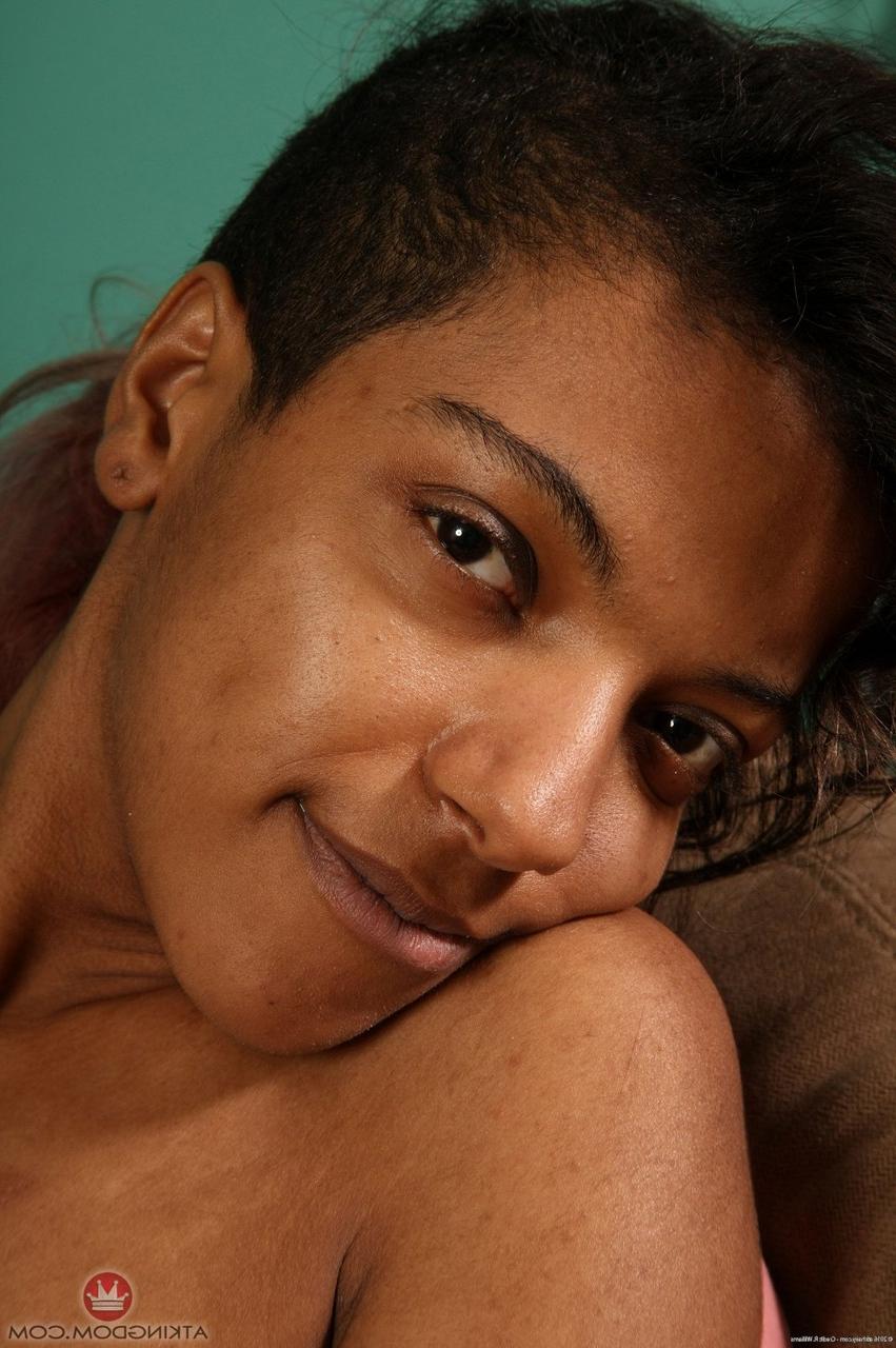 17P Negra esbelta con tatuajes expone el rosa de su coño recortado