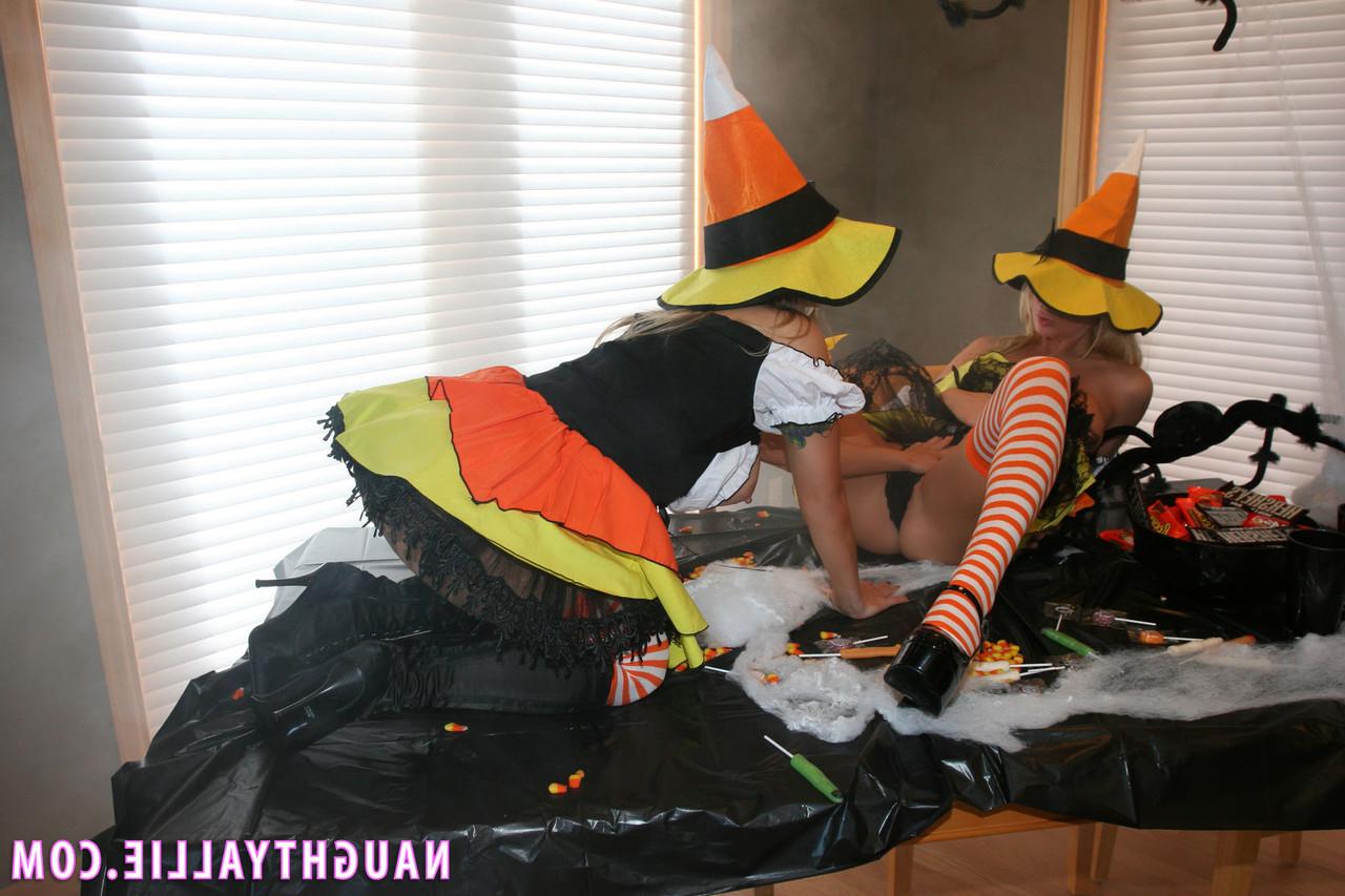 20P As lésbicas loiras Sammy e Naughty Allie fazem sexo enquanto usam roupas de Halloween