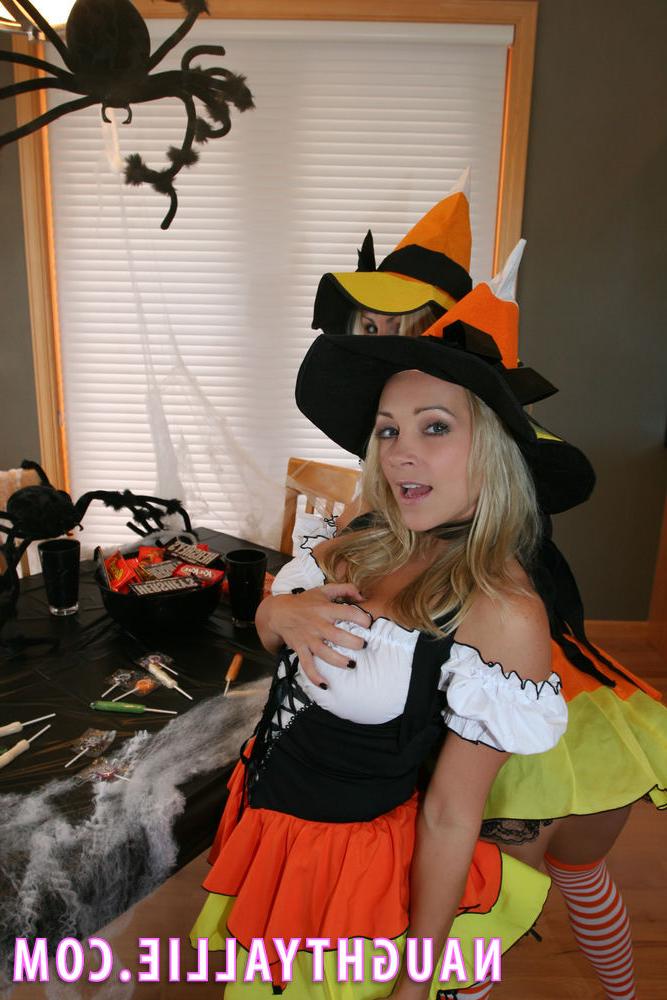 20P As lésbicas loiras Sammy e Naughty Allie fazem sexo enquanto usam roupas de Halloween