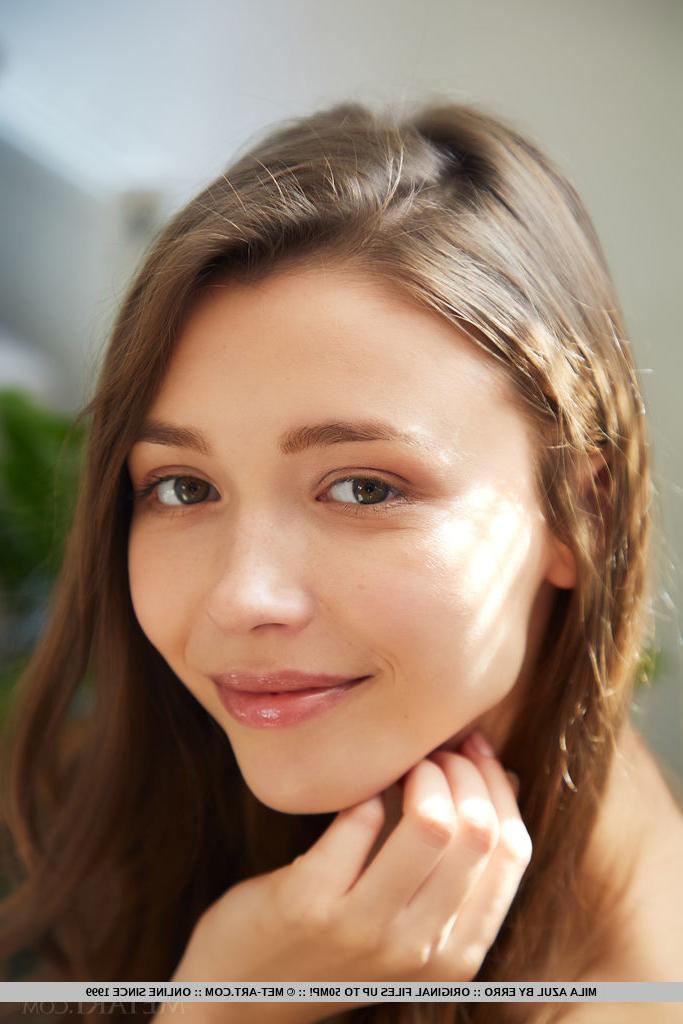 18P Das hübsche Mädchen Mila Azul nimmt während eines Soloauftritts selbstbewusste Nacktposen ein