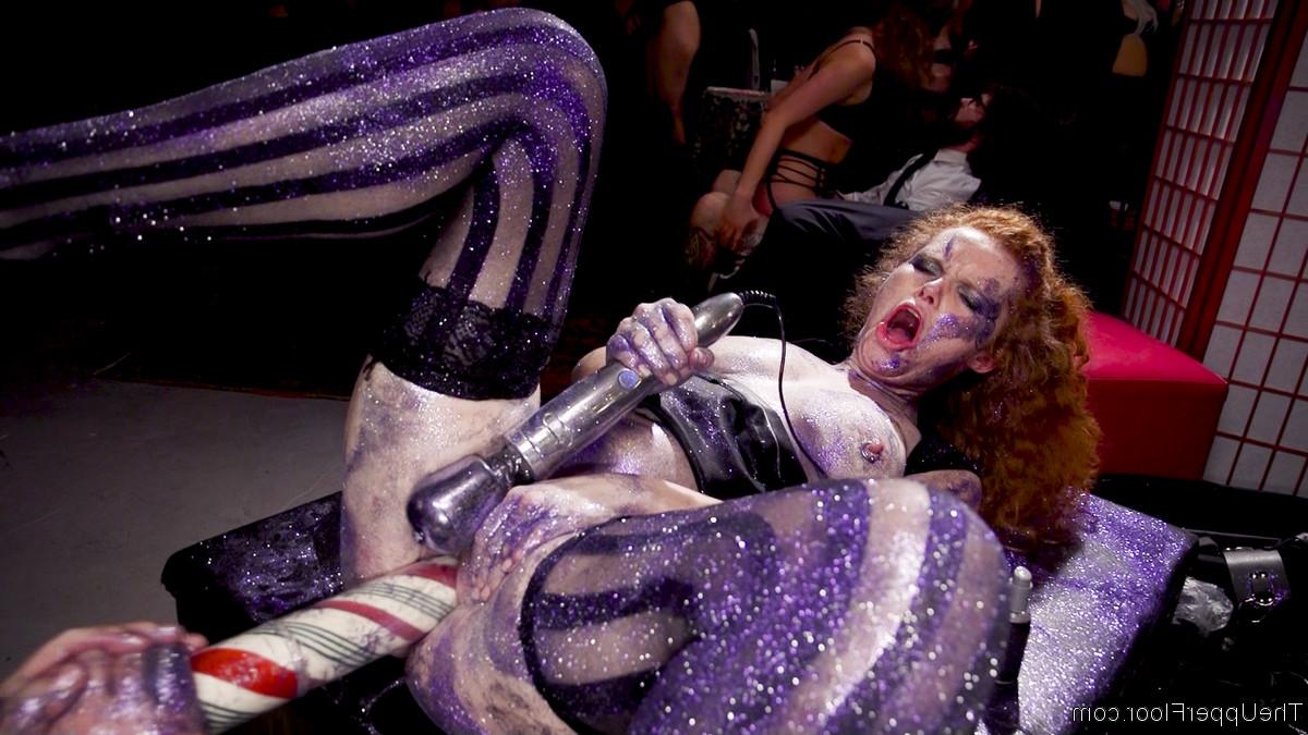 20P Zorras jóvenes y maduras con grandes tetas folladas en un trío salvaje BDSM