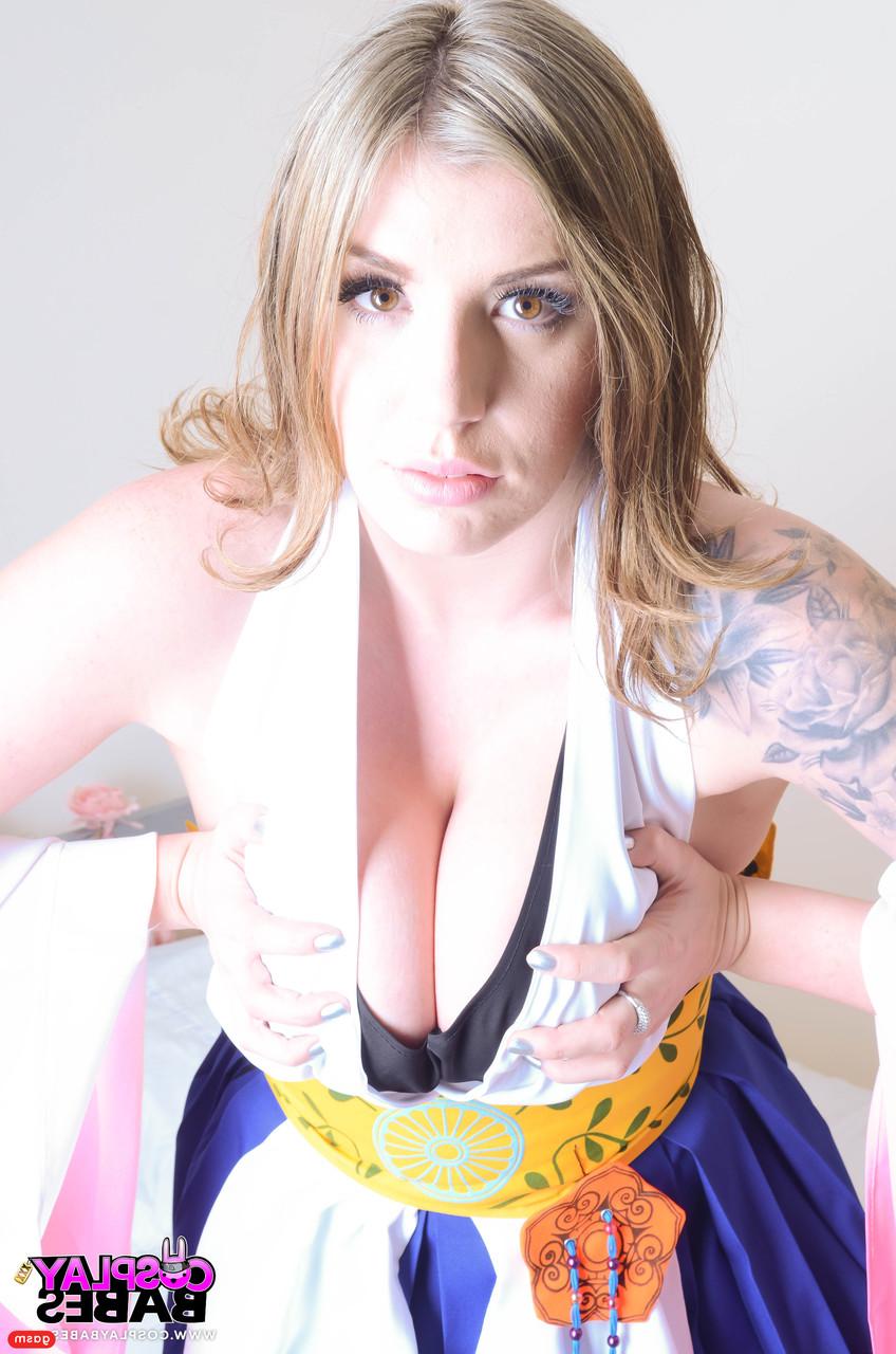 15P A gata britânica Yuffie Yulan mostra suas pernas sensuais e mostra seus peitos suculentos