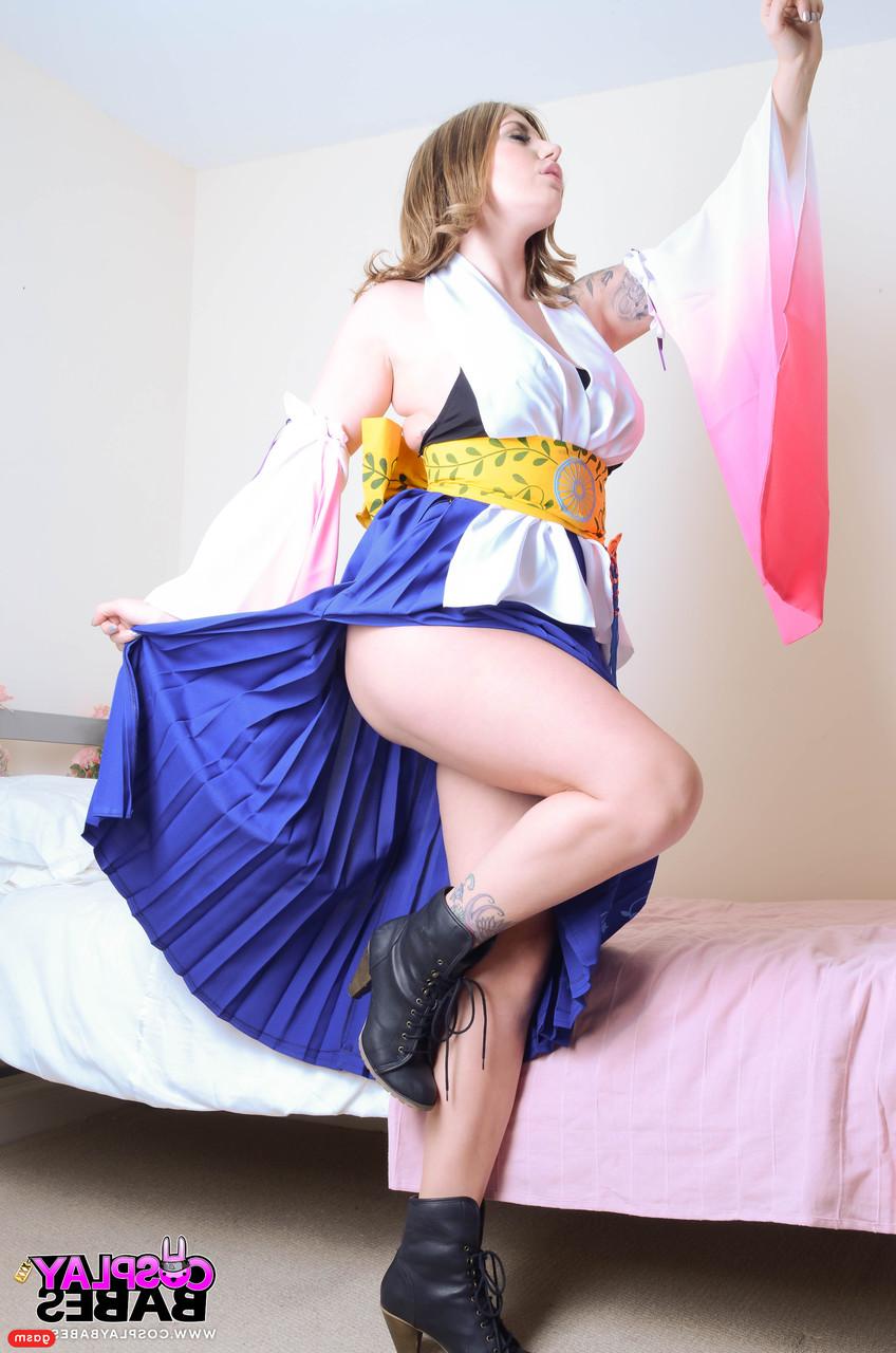 15P A gata britânica Yuffie Yulan mostra suas pernas sensuais e mostra seus peitos suculentos