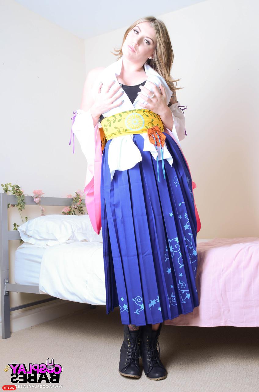 15P A gata britânica Yuffie Yulan mostra suas pernas sensuais e mostra seus peitos suculentos