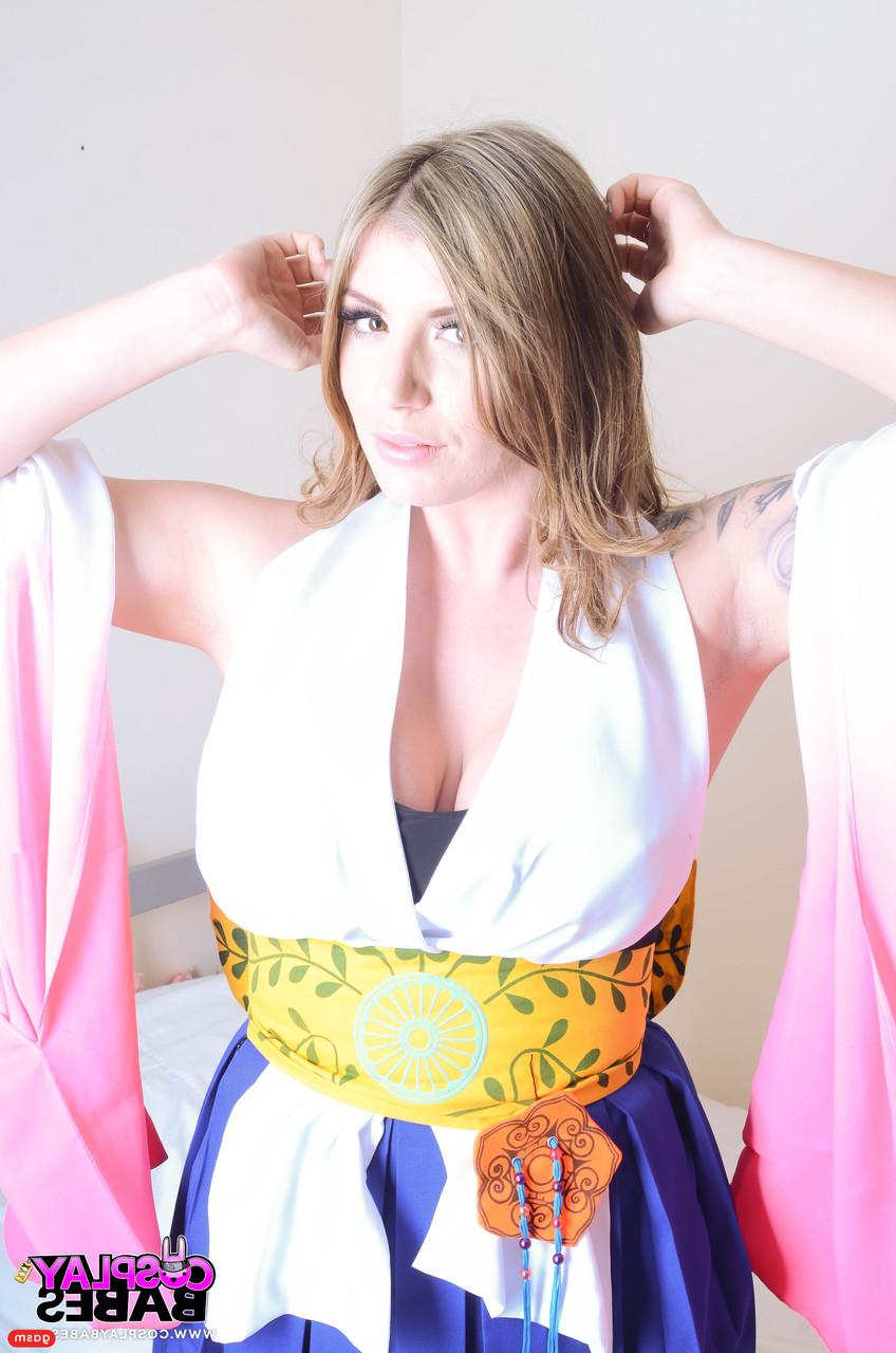 15P A gata britânica Yuffie Yulan mostra suas pernas sensuais e mostra seus peitos suculentos