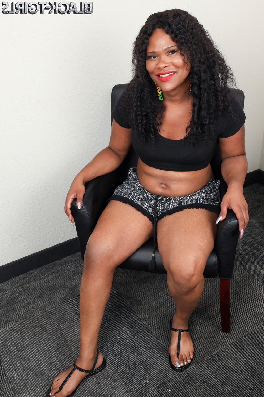 16P Travesti gordinha de ébano Gemini revela sua bunda grande e lambe seus peitos flácidos