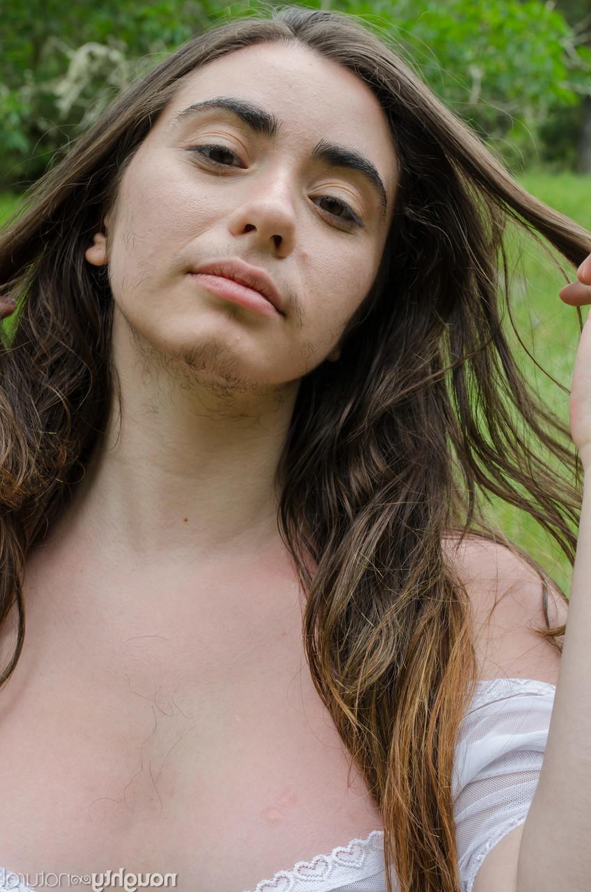 20P Das ganz natürliche Babe Kisa Fae zeigt stolz ihren haarigen Körper, während sie draußen posiert