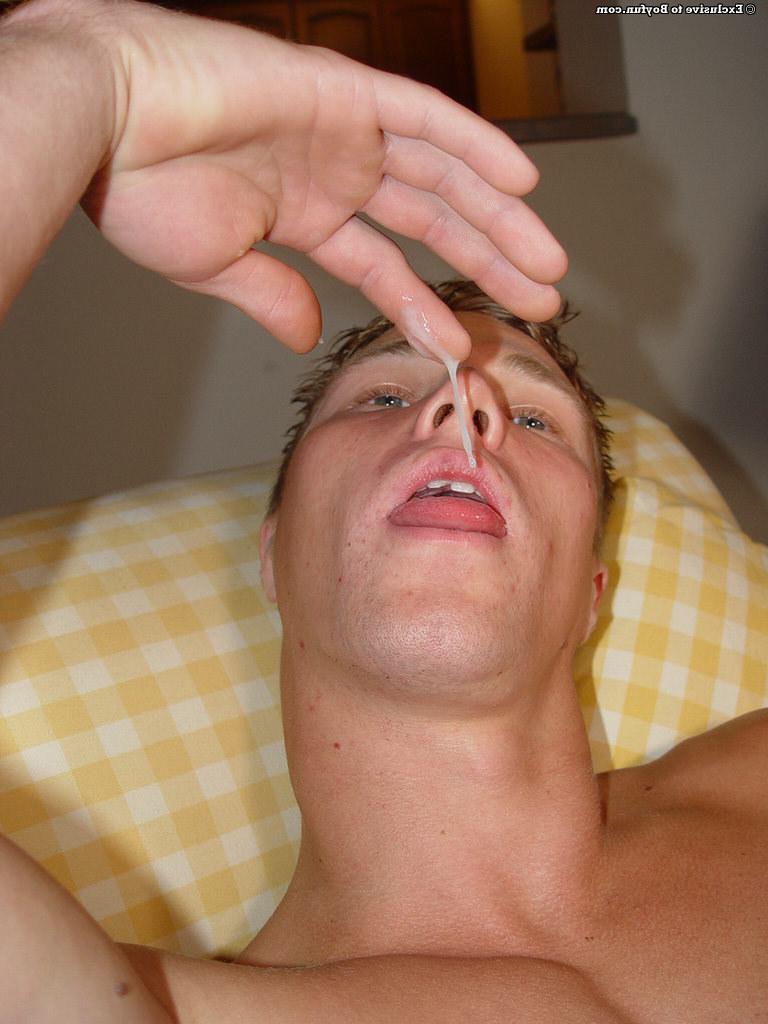 20P Der muskulöse blonde Junge Matt 4 holt sich völlig nackt einen runter und isst sein Sperma