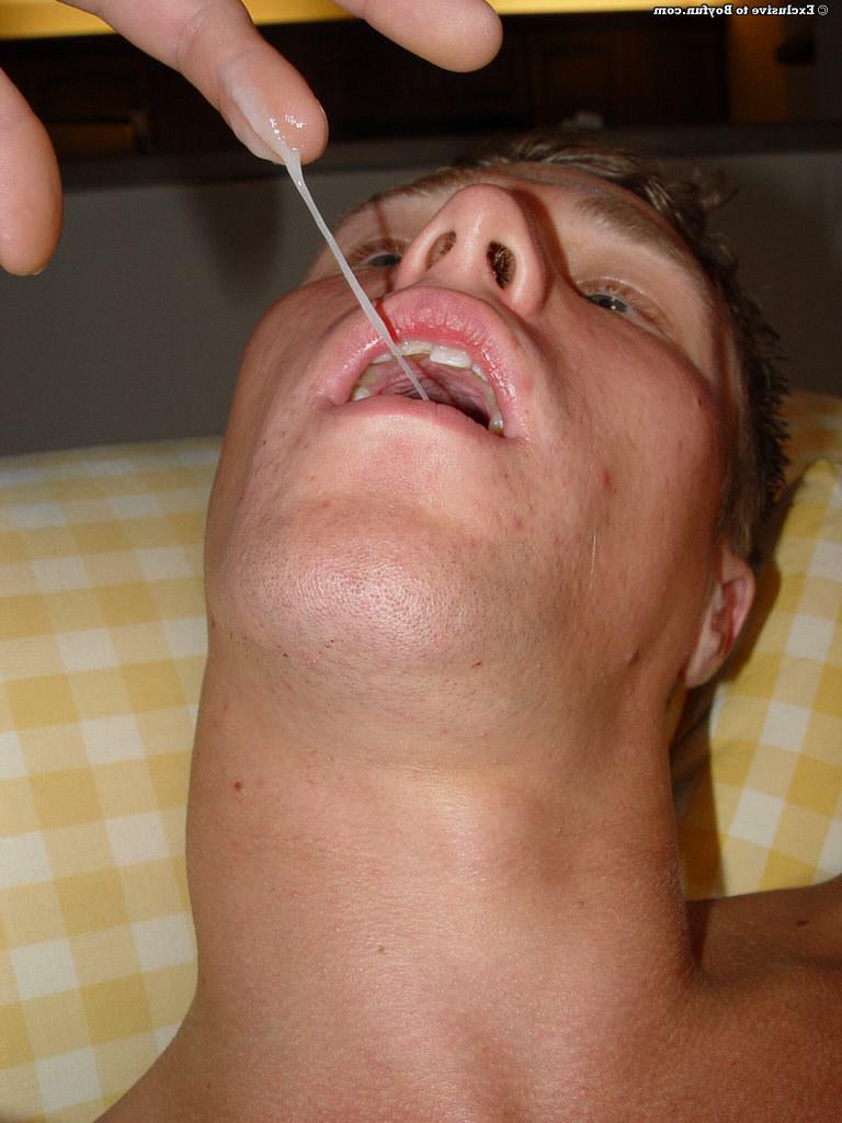 20P Der muskulöse blonde Junge Matt 4 holt sich völlig nackt einen runter und isst sein Sperma
