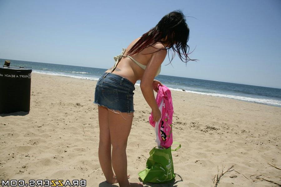 20P Die vollbusige Charisma Cappelli stellt am Strand ihr saftiges Dekolleté im Bikini zur Schau