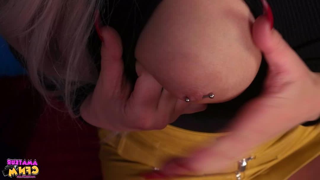 17P A garota loira platinada Lana Rose oferece uma punheta CFNM em um sofá