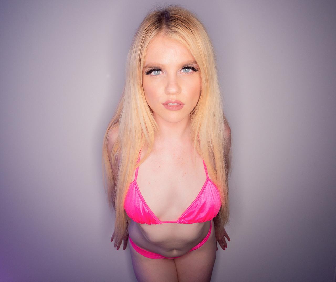15P Die blonde MILF Nikki Sweet hat im POV-Modus Sex mit einem langen Schwanz