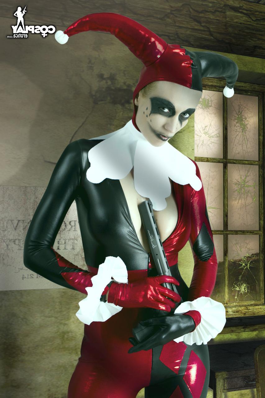 12P Une fille solo abandonne ses vêtements de cosplay pour montrer ses seins fermes et sa chatte