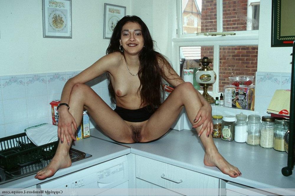 15P Sexy Inderin spielt fast völlig nackt mit ihrer Muschi