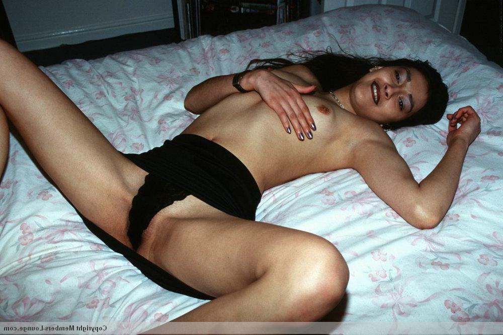 15P Sexy Inderin spielt fast völlig nackt mit ihrer Muschi