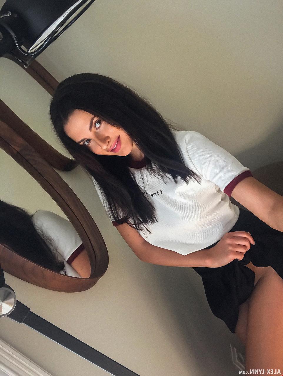 17P Adolescente ucraniana de saia curta Jasmine Jazz dando prazer a si mesma na cadeira