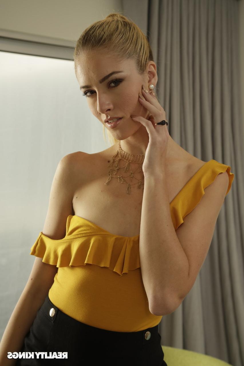 20P La jeune blonde Mazzy Grace expose son corps maigre avant de chevaucher une grosse bite.